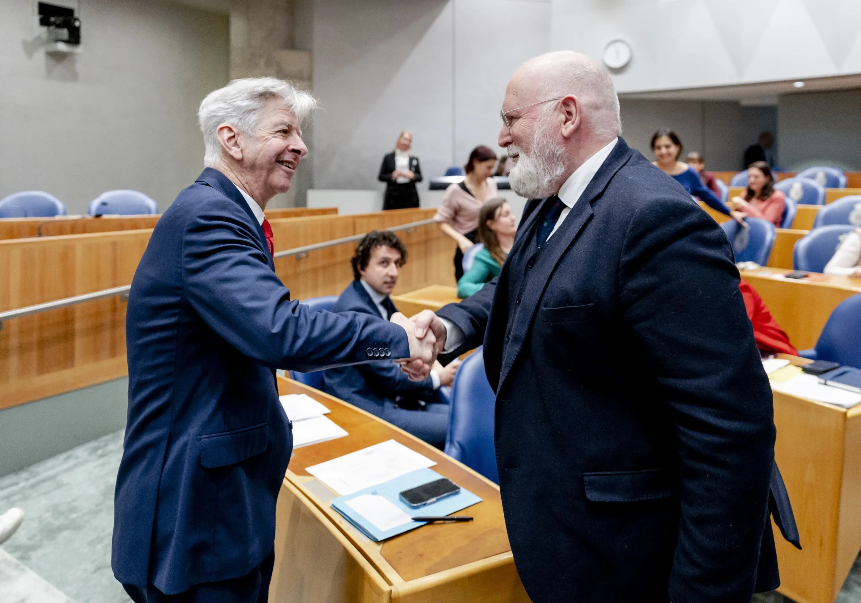 Video: Plasterk en Timmermans vliegen elkaar verbaal in de haren tijdens Tweede Kamerdebat