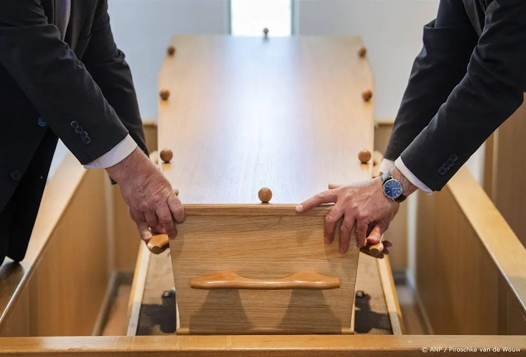Begrafenisondernemer VS bewaarde thuis as, lichaam in lijkwagen