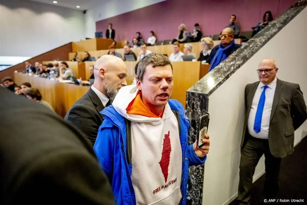 Gemeenteraadsvergadering Amsterdam verstoord door demonstranten