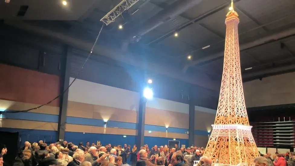 Fransoos zwoegt 8 jaar op Eiffeltoren van lucifers, maar komt bedrogen uit
