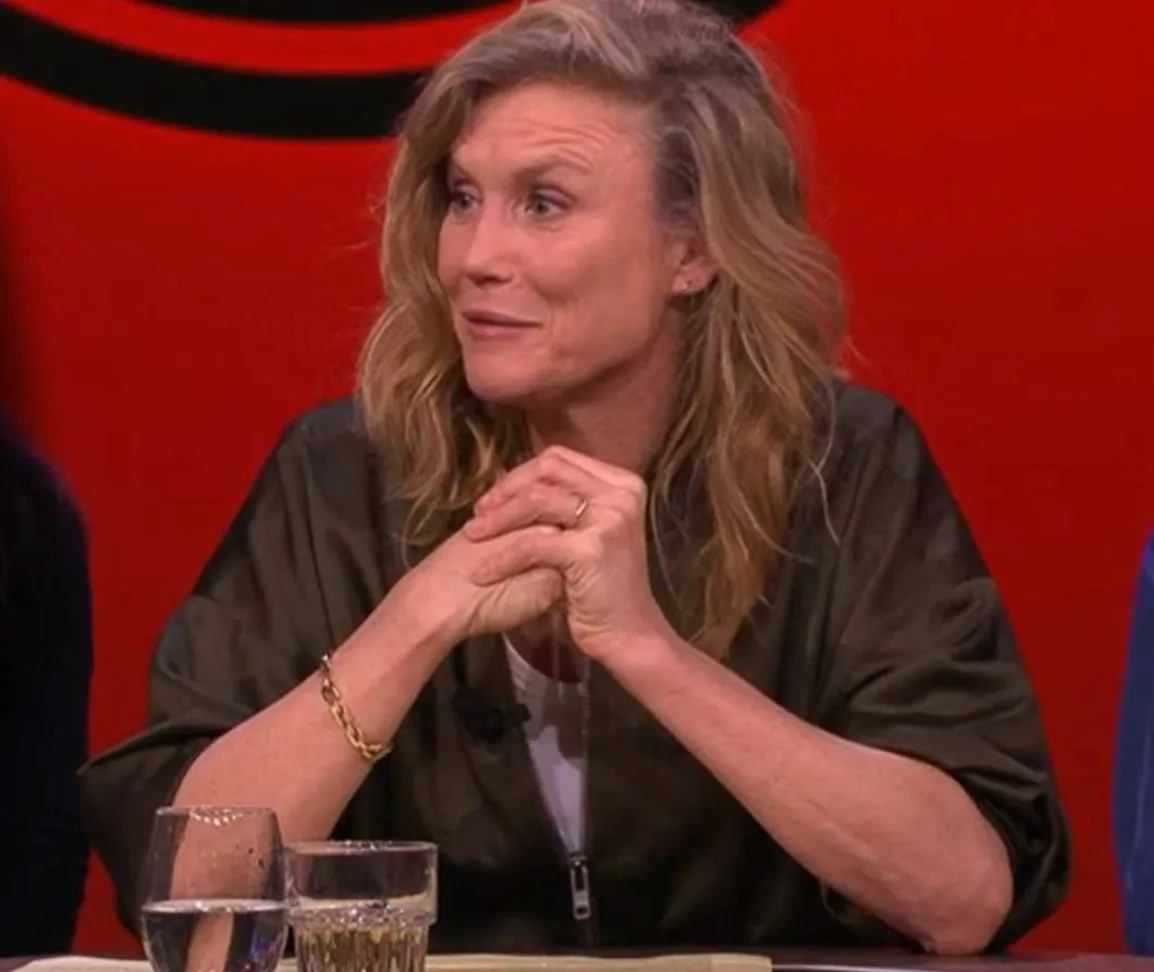 Sophie kiest de kant van Khalid en zegt in tranen dat ze hem mist