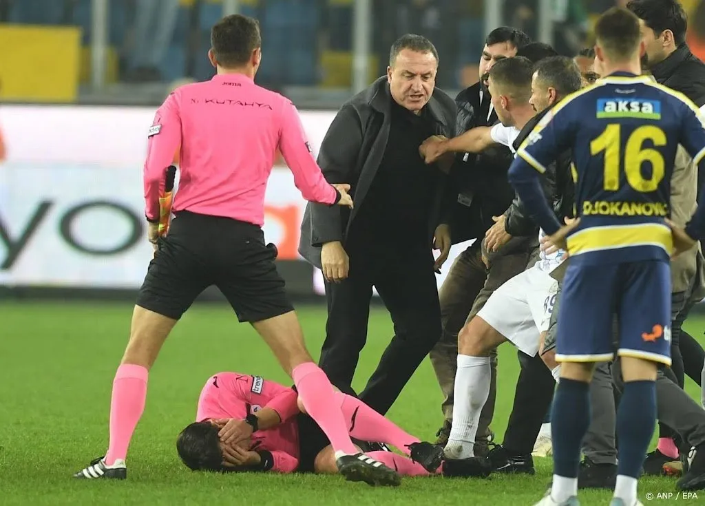voorzitter ankaragucu levenslang geschorst voor neerslaan arbiter1702589060