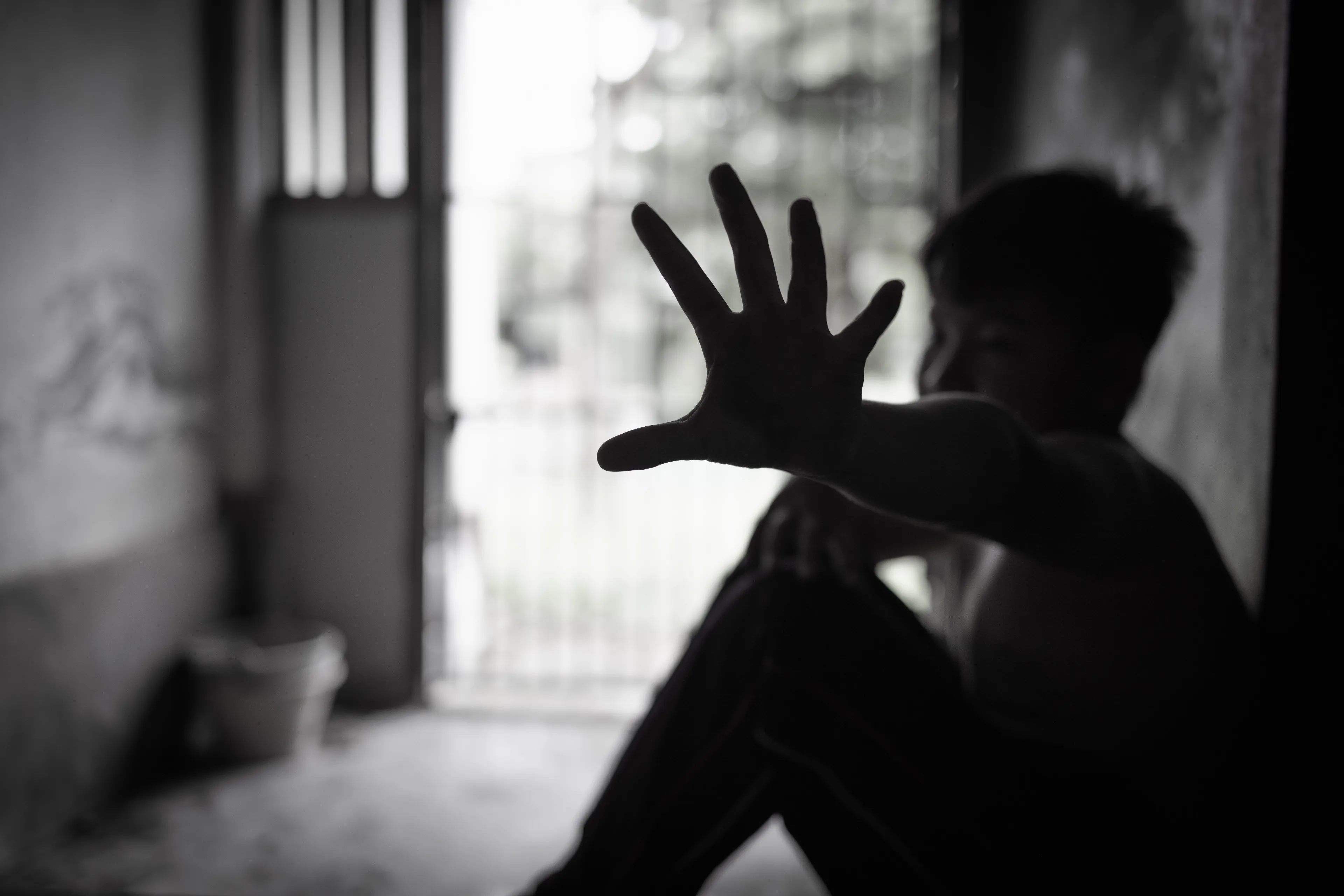 Vrouw martelt zoontje in hondenkooi: 20 jaar cel