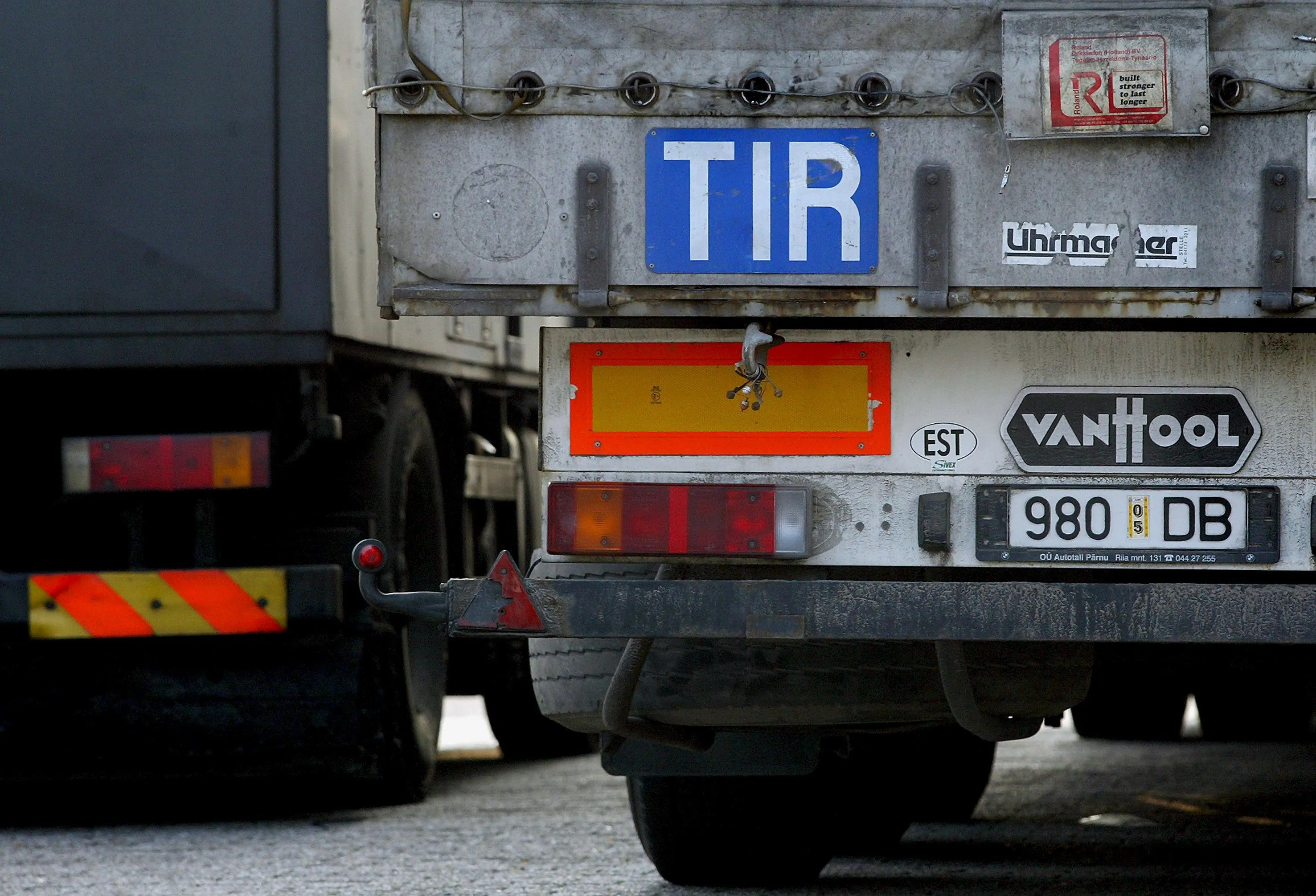 Waar staan de letters T.I.R. voor op de achterkant van een vrachtwagen?