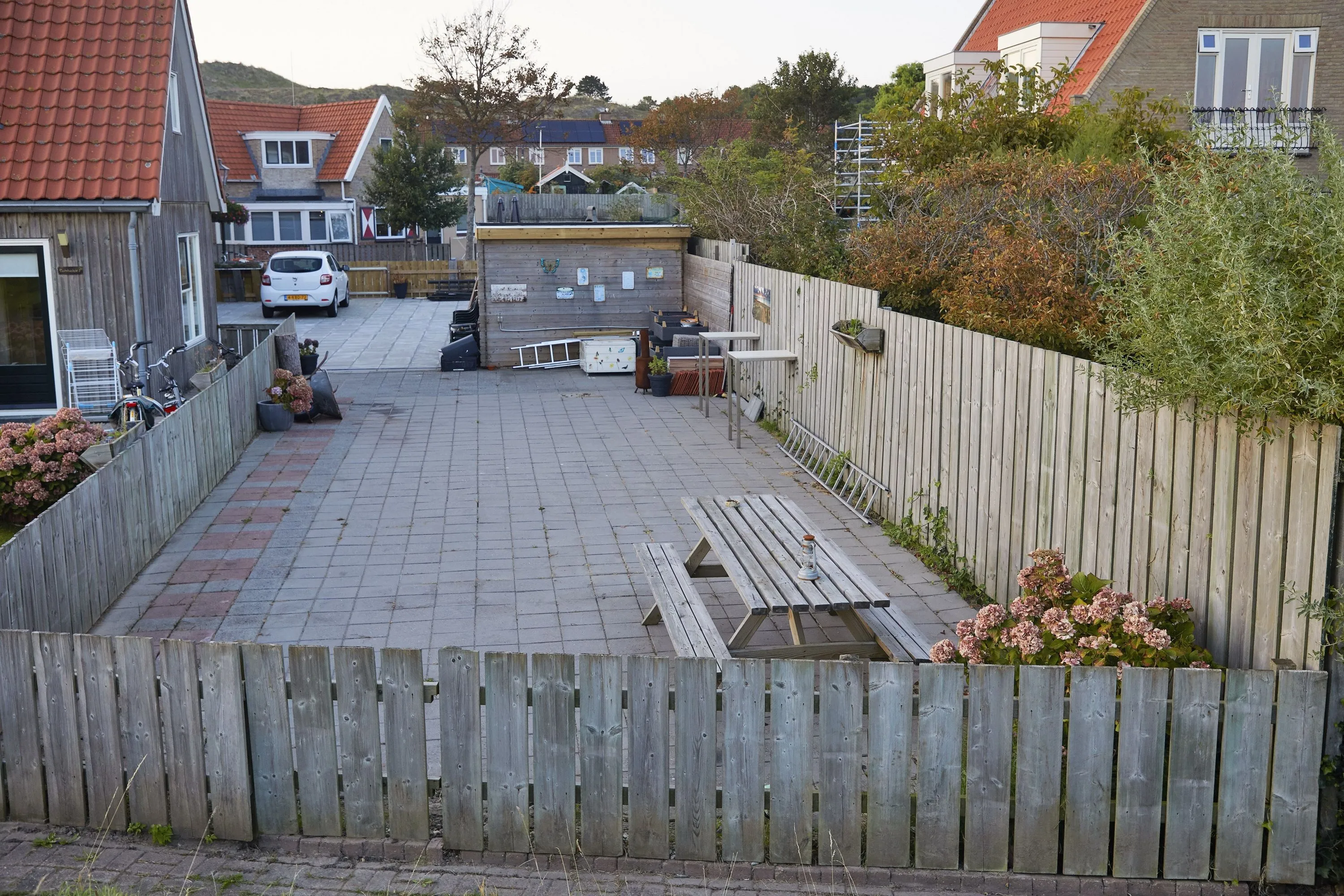 Ga je de terrastegels schoonmaken? Vermijd in deze gevallen de hogedrukreiniger!