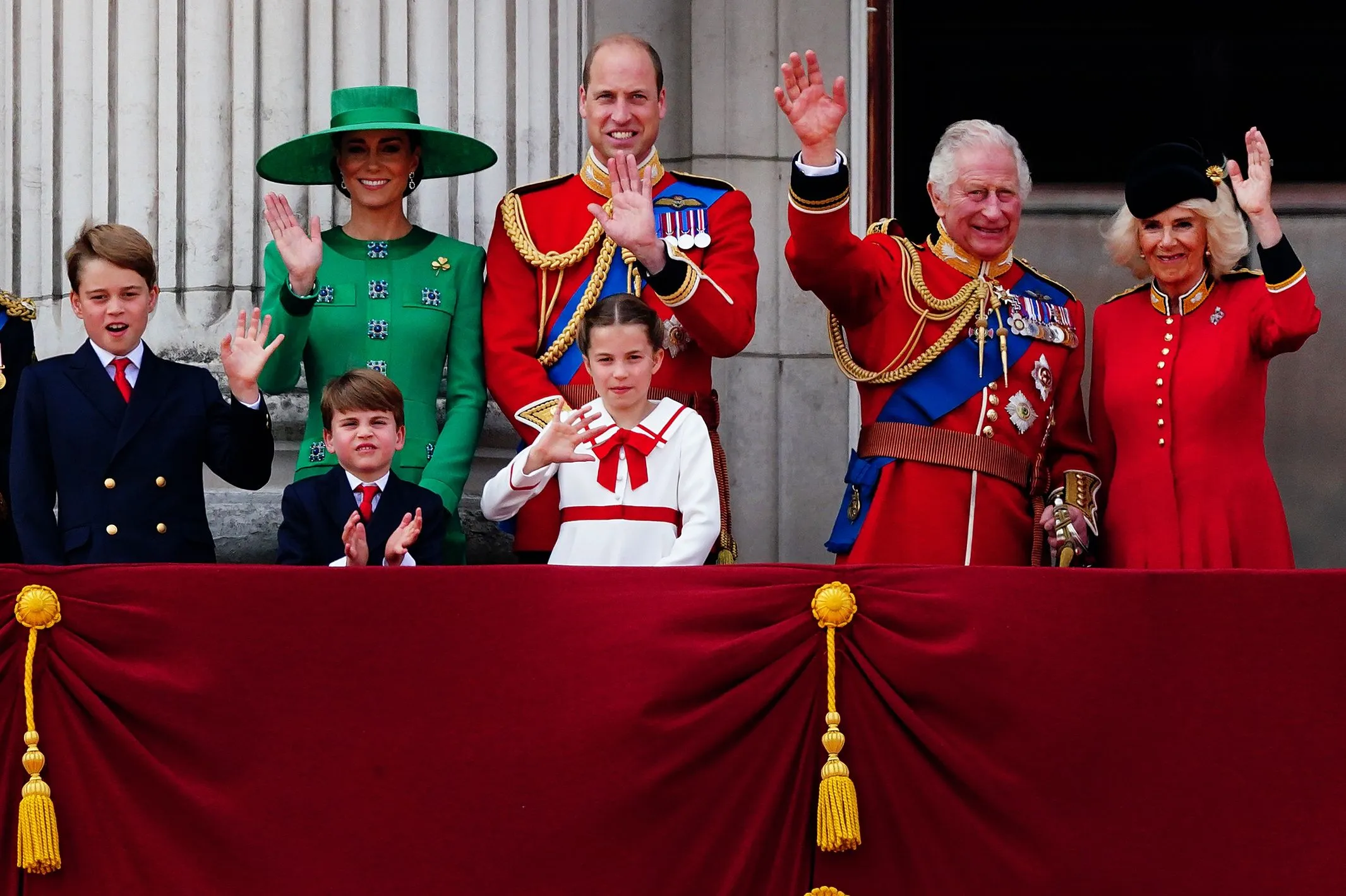 Kate Middleton manipuleert gezinsfoto en zegt sorry; persbureaus verbieden uitgifte