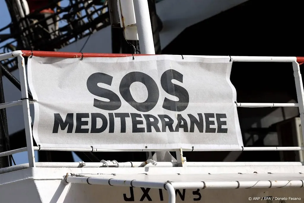 Overlevenden melden ongeveer zestig doden op migrantenboot