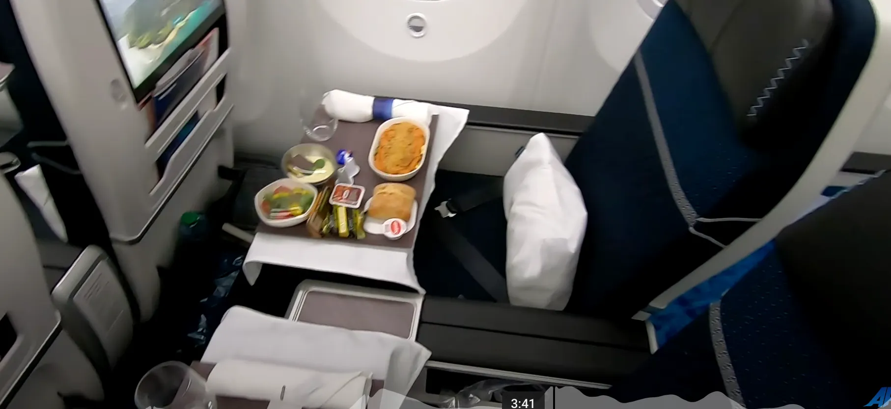 Passagiers vliegen door vliegtuig door extreme bewegingen