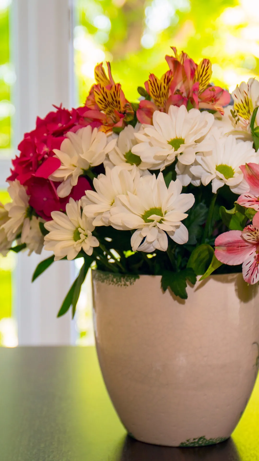 Met deze goedkope truc houdt je de bloemen in je vaas langer fris