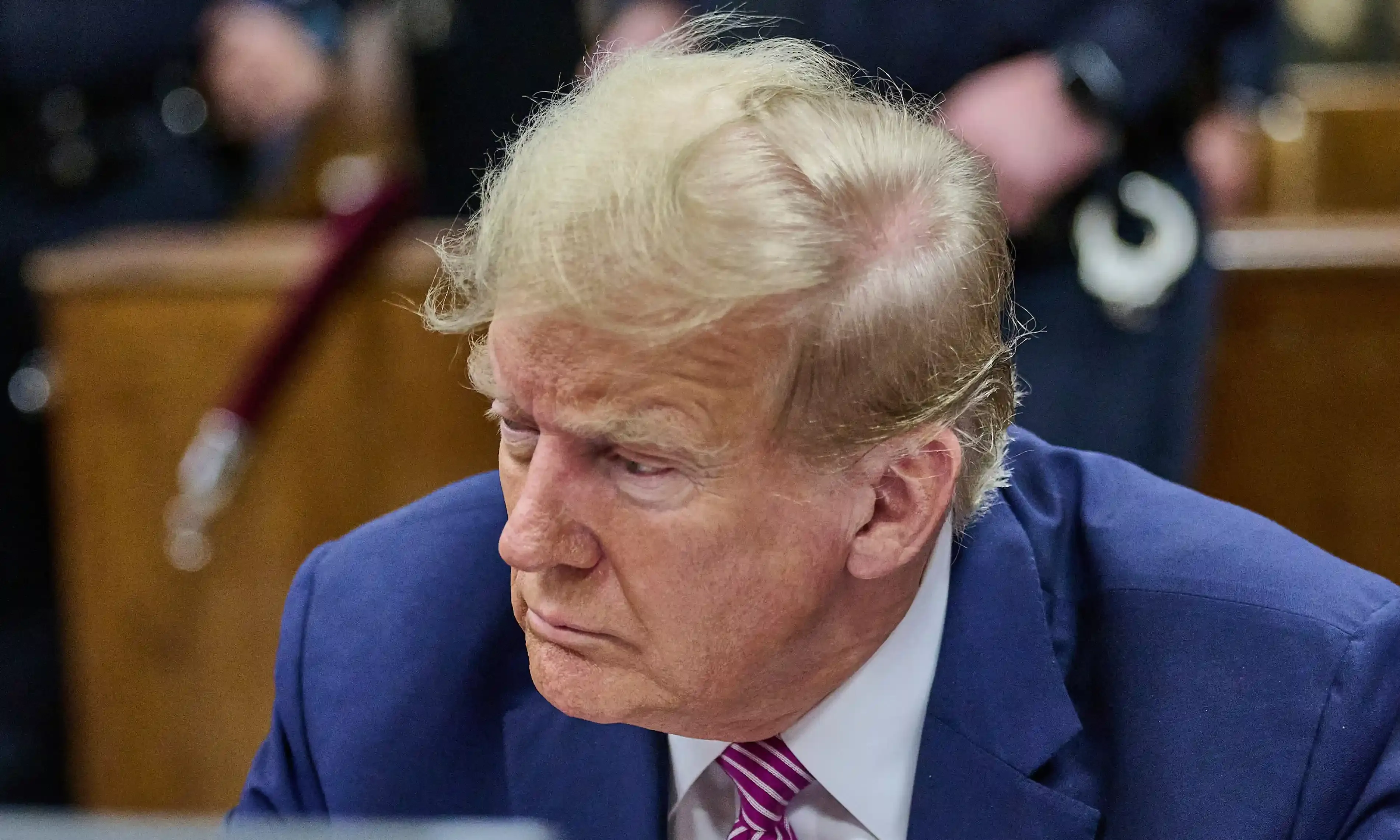 Trump riskeert boetes na beledigen van getuigen en jury