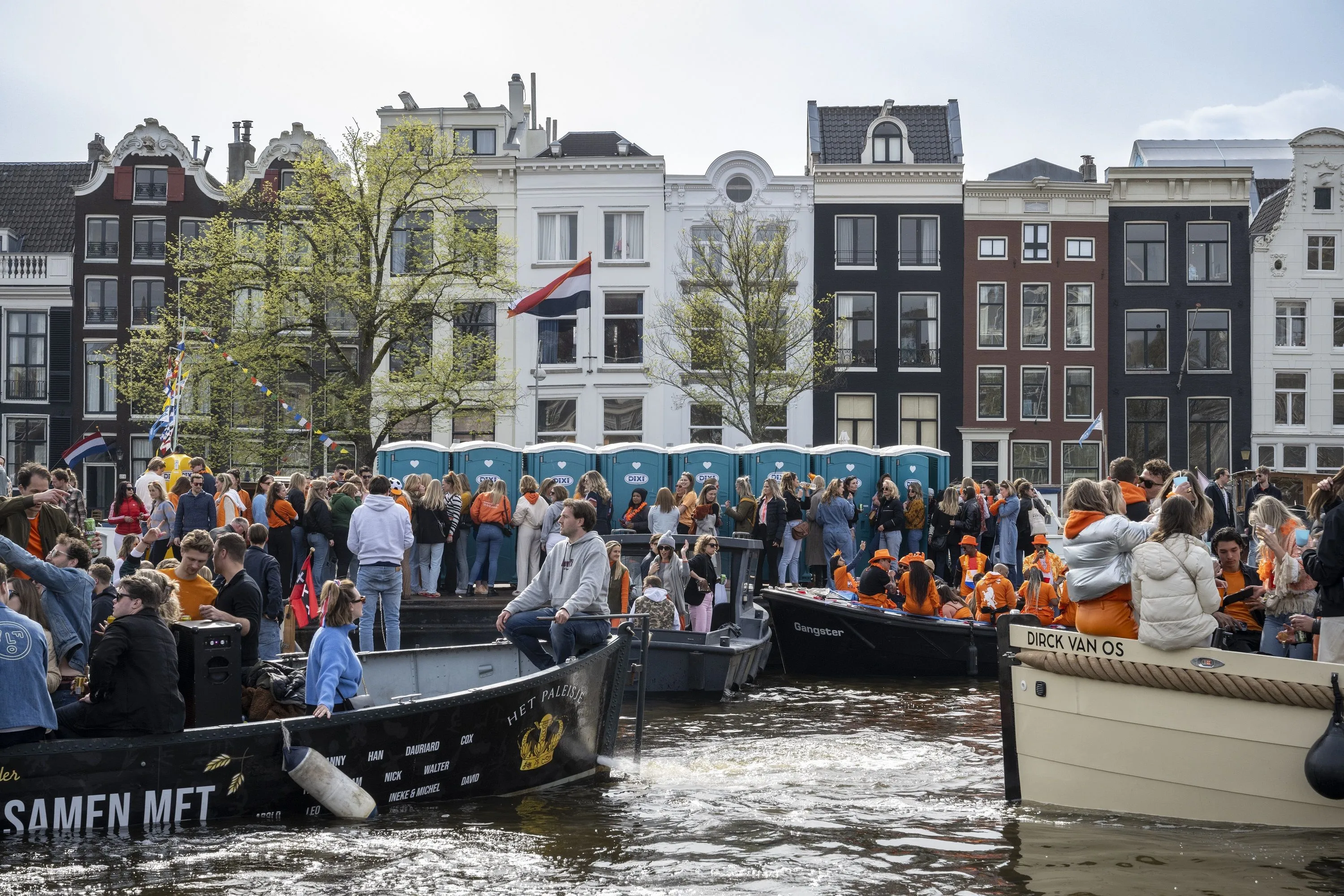 Hoge nood op Koningsdag: Met deze tips houd je het langer vol (en zoveel liter urine wordt er uit Dixi's gepompt)