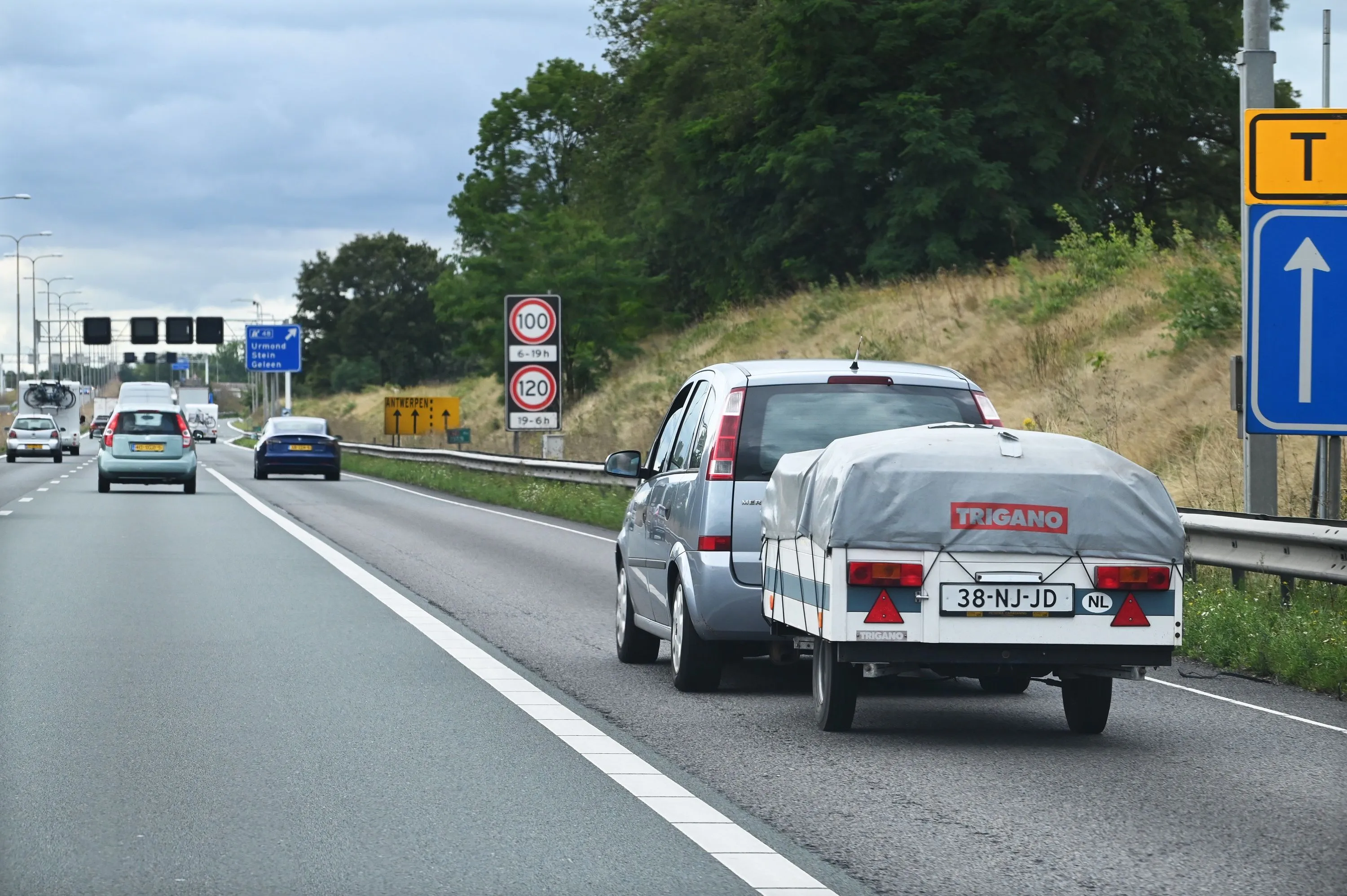 Mag je op de linkerbanen van de snelweg rijden met een aanhanger?