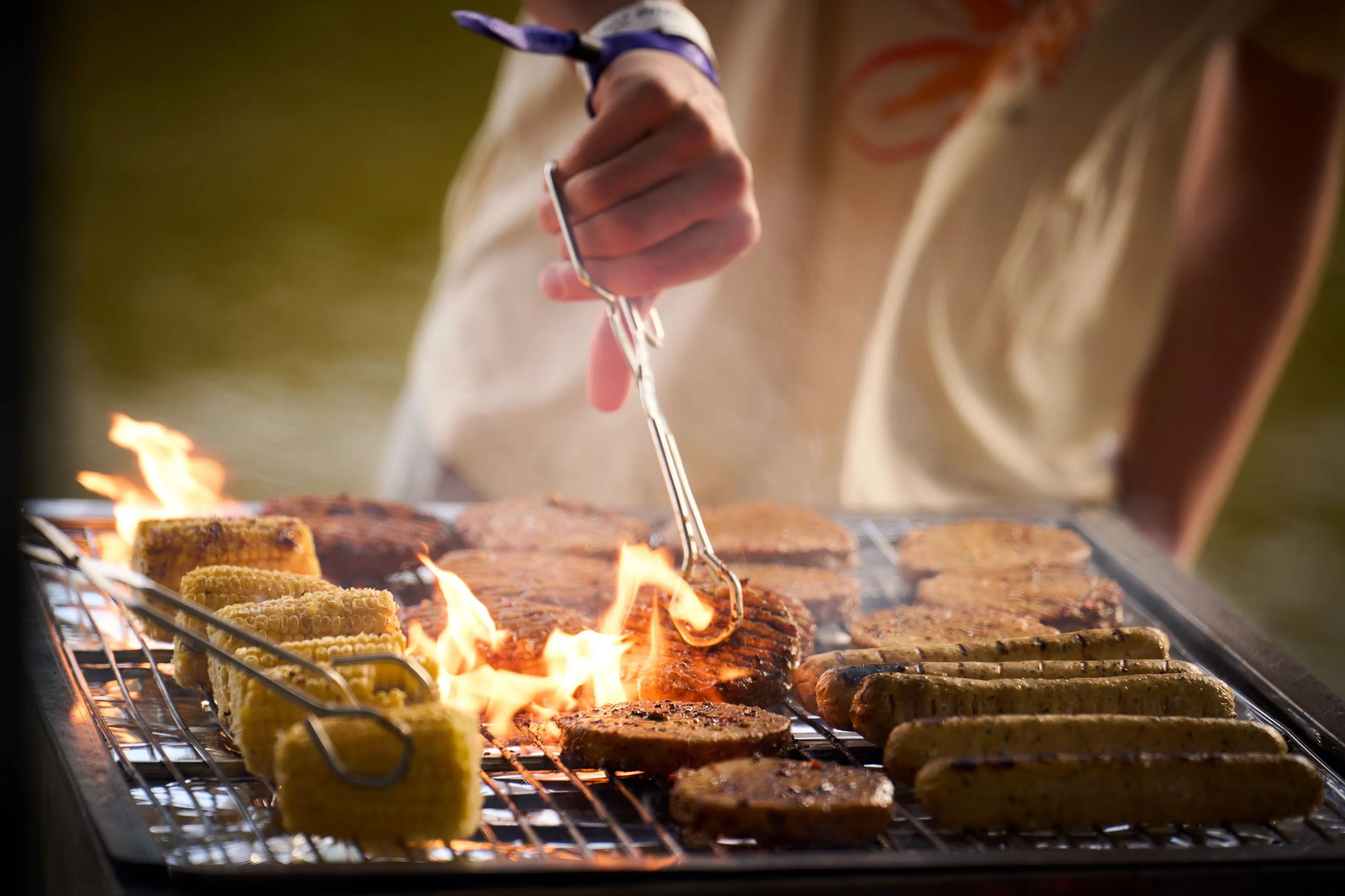Zo maak je snel en grondig je barbecuerooster schoon