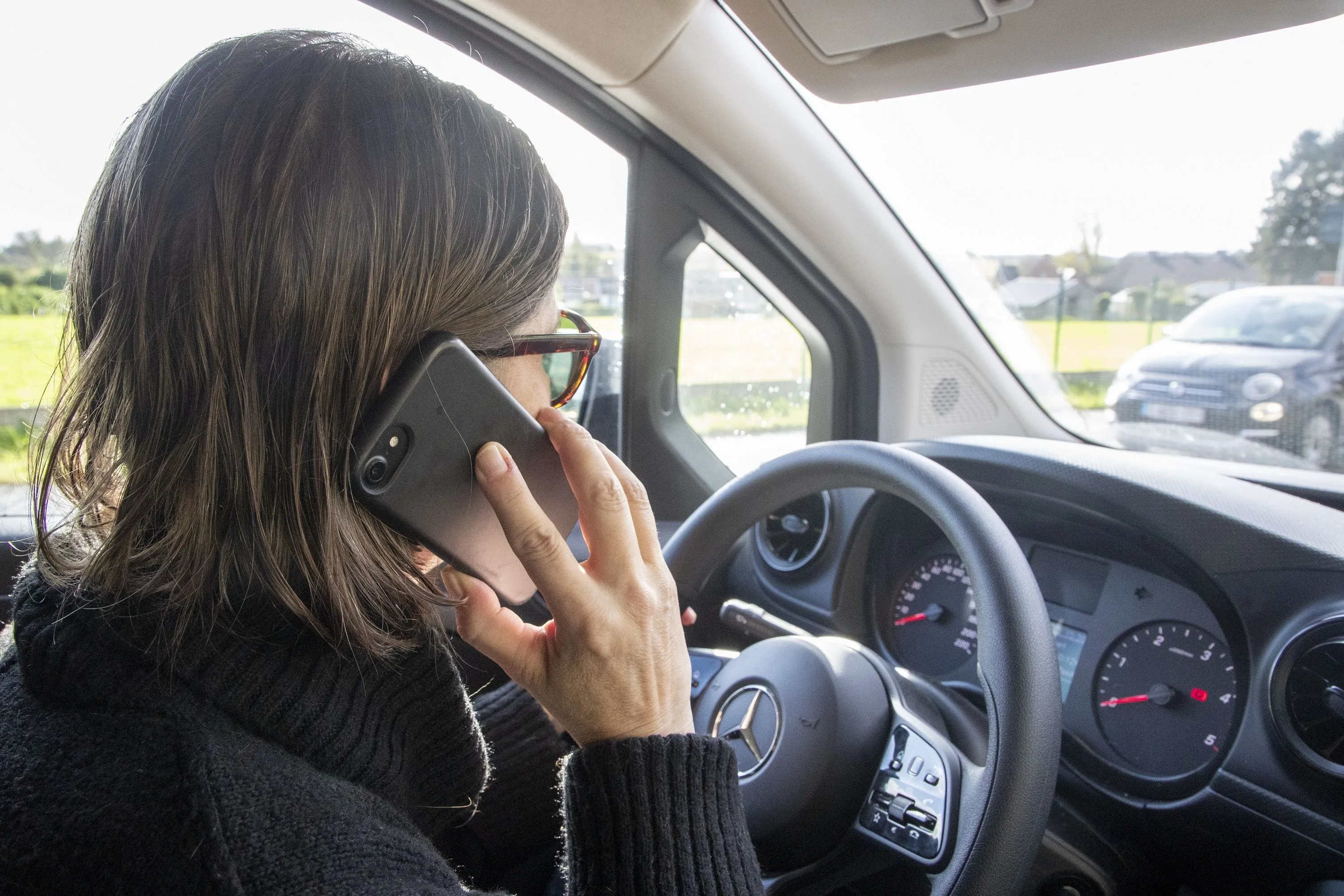 Gamen, vergaderen, fotograferen: Mobiele telefoongebruik achter het stuur neemt bizarre proporties aan