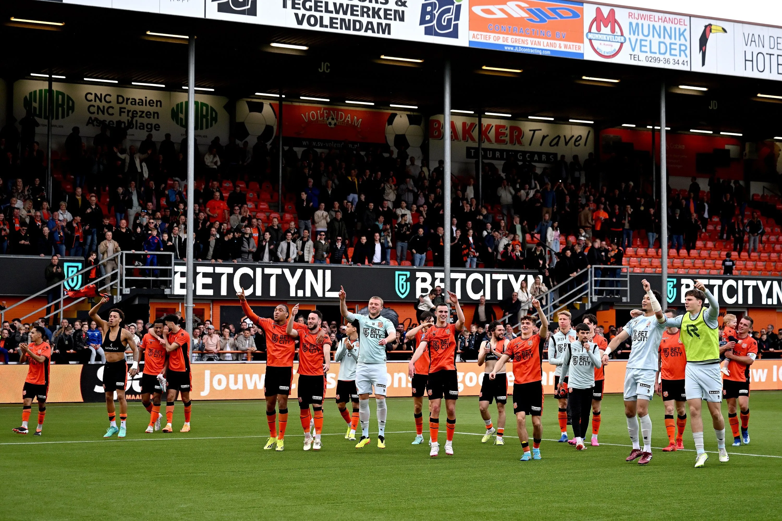 Volendamse 'Chickie side' maakt er groot feest van na overwinning op RKC