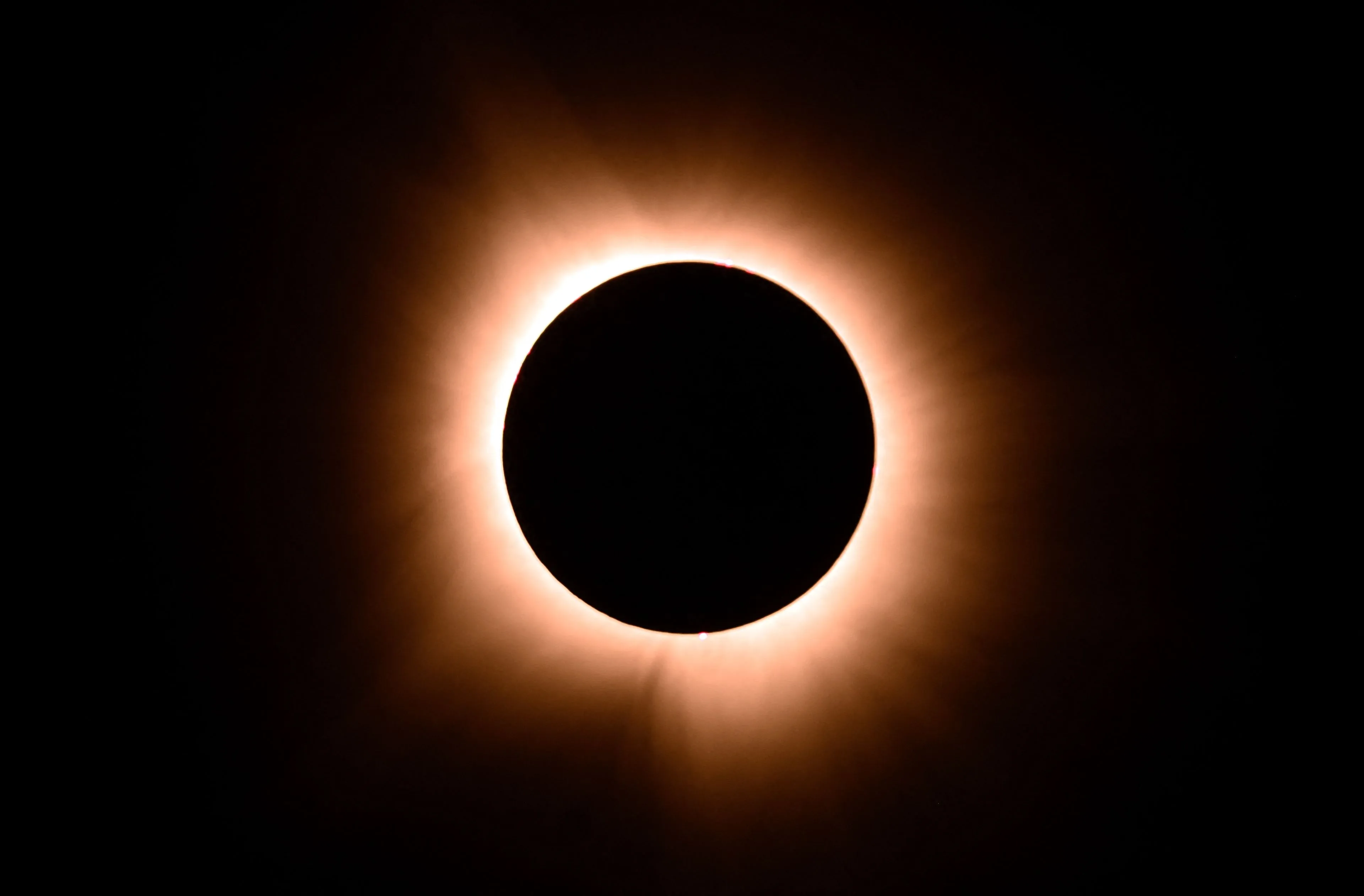Zo ziet een totale zonsverduistering eruit vanuit het vliegtuigraam