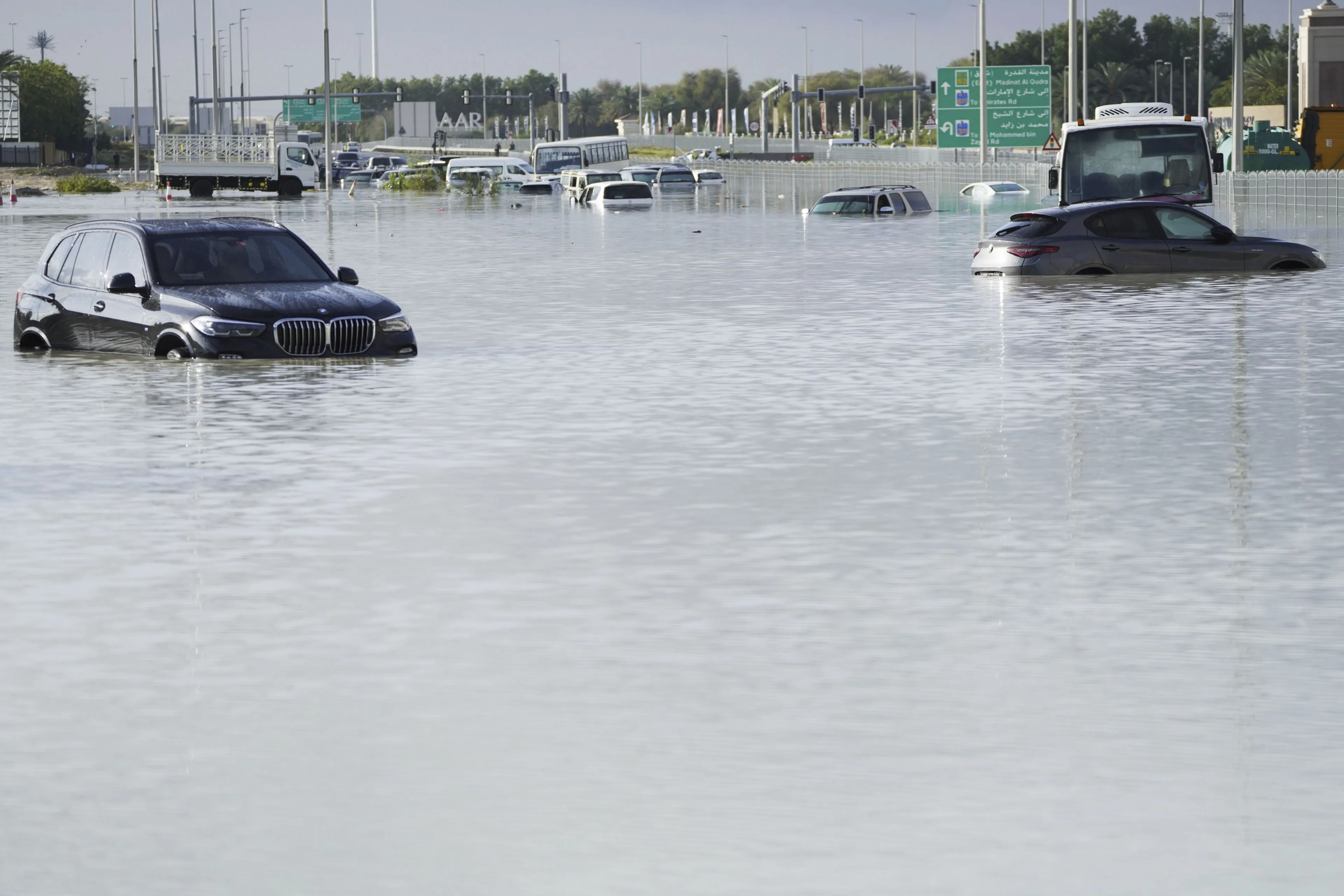 Rolls Royces drijven door de straten: Noodweer in Dubai en Oman door kunstmatig opgewekte regen?
