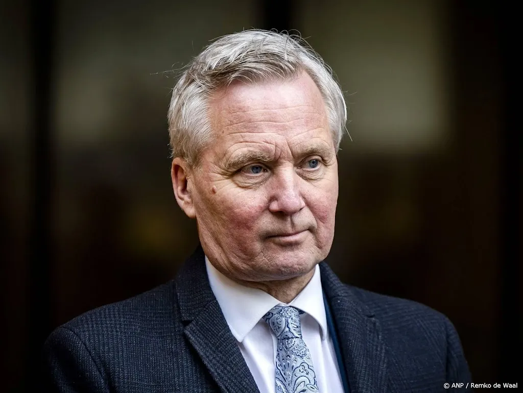 Formatie: asielcrisis uitroepen kan niet zomaar, herhaalt Van der Burg