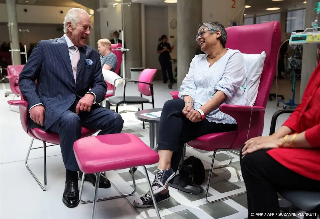 Charles spreekt met kankerpatiënten bij eerste werkbezoek 
