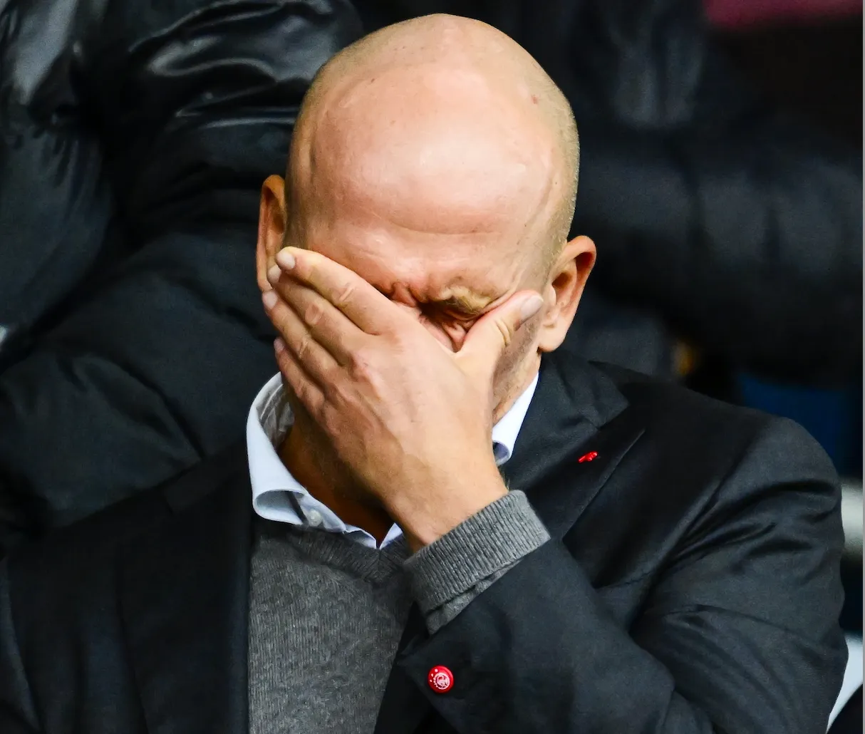 Ajax schorst nieuwe directeur Kroes. De supportersvereniging: "Wat een ellende, mensen. Het is bijna niet meer te bevatten."
