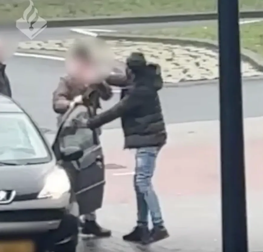 Fietser slaat uit het niets automobilist bewusteloos, slachtoffer loopt botbreuken op