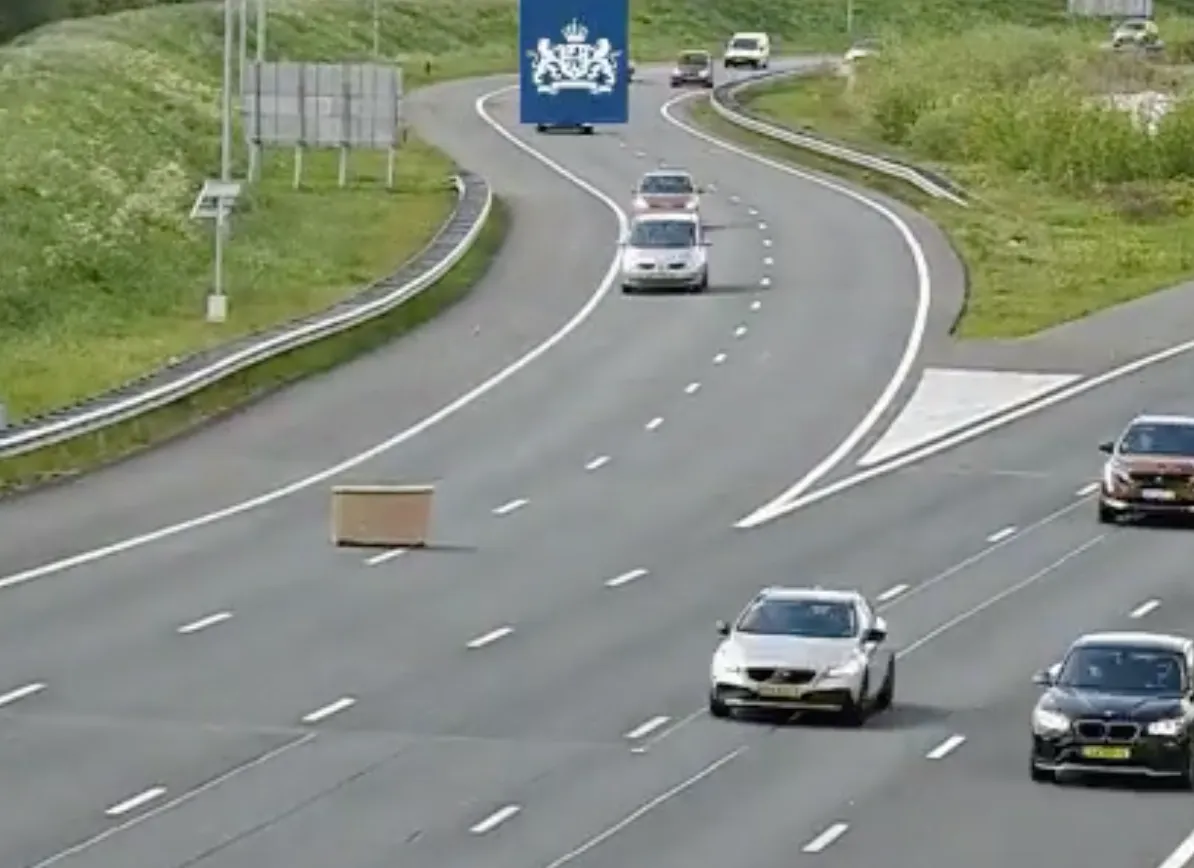 Video: bank op A2 bij Vught, automobilisten moeten uitwijken