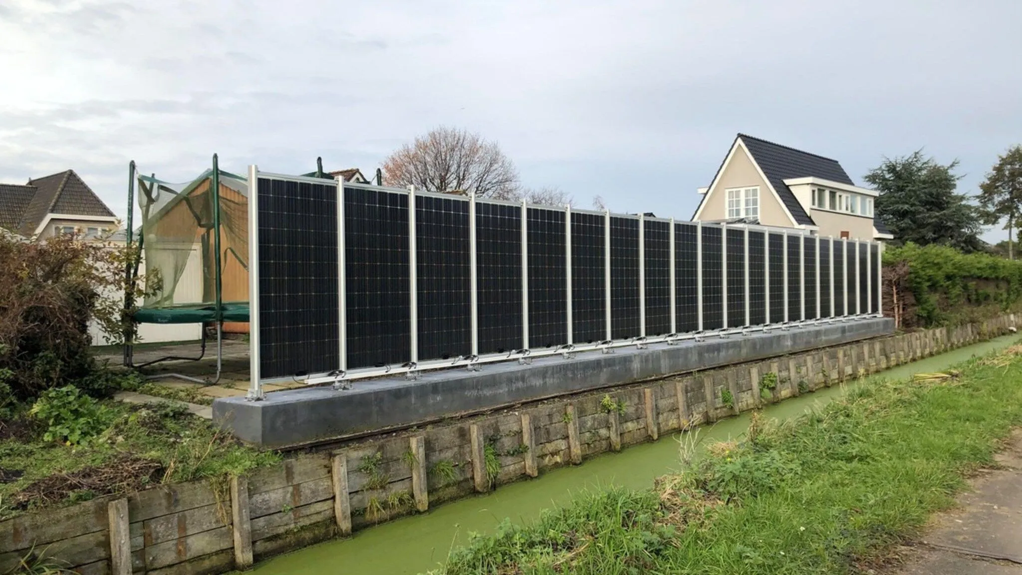 Amsterdammer trekt internationale aandacht met schutting van zonnepanelen