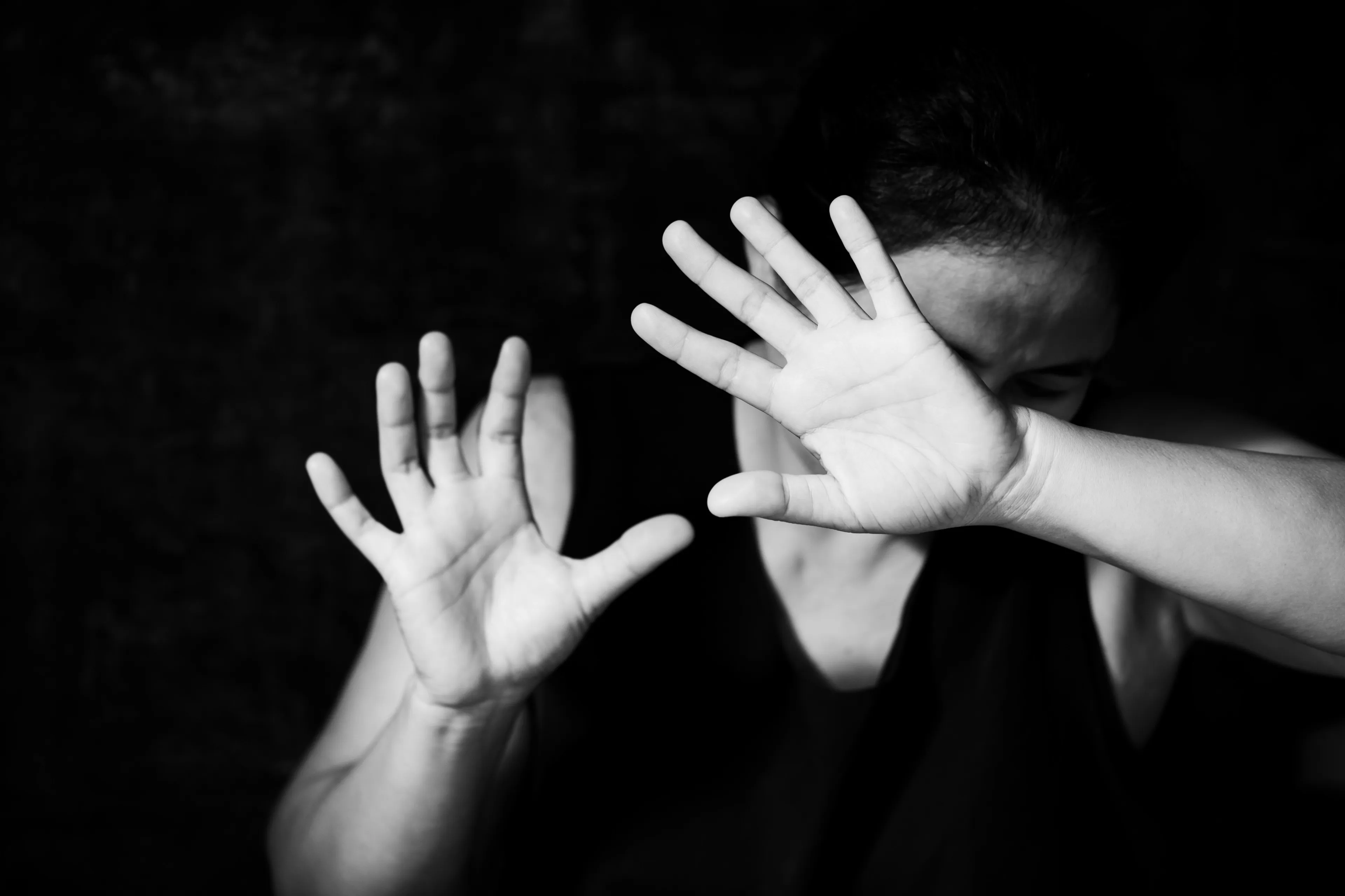 Ouders die hun pleegdochtertje (10) zeer zwaar mishandelden sloten haar ook op