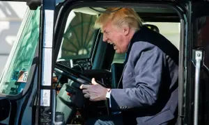 Trump biedt oliemaatschappijen aan elektrische auto's te verbieden voor 1 miljard