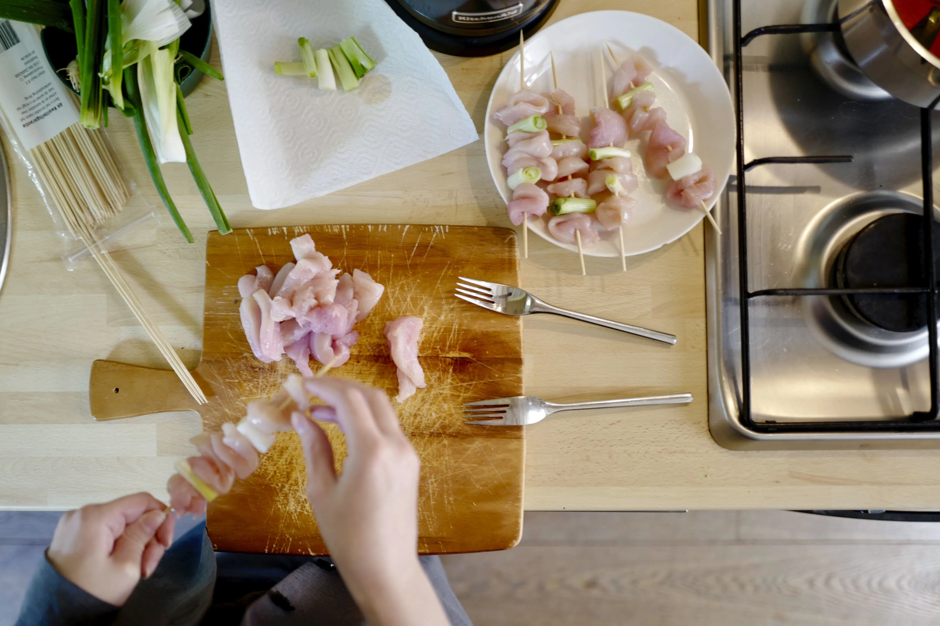 Veel mensen wassen rauwe kip voor het koken: Goed idee of niet?