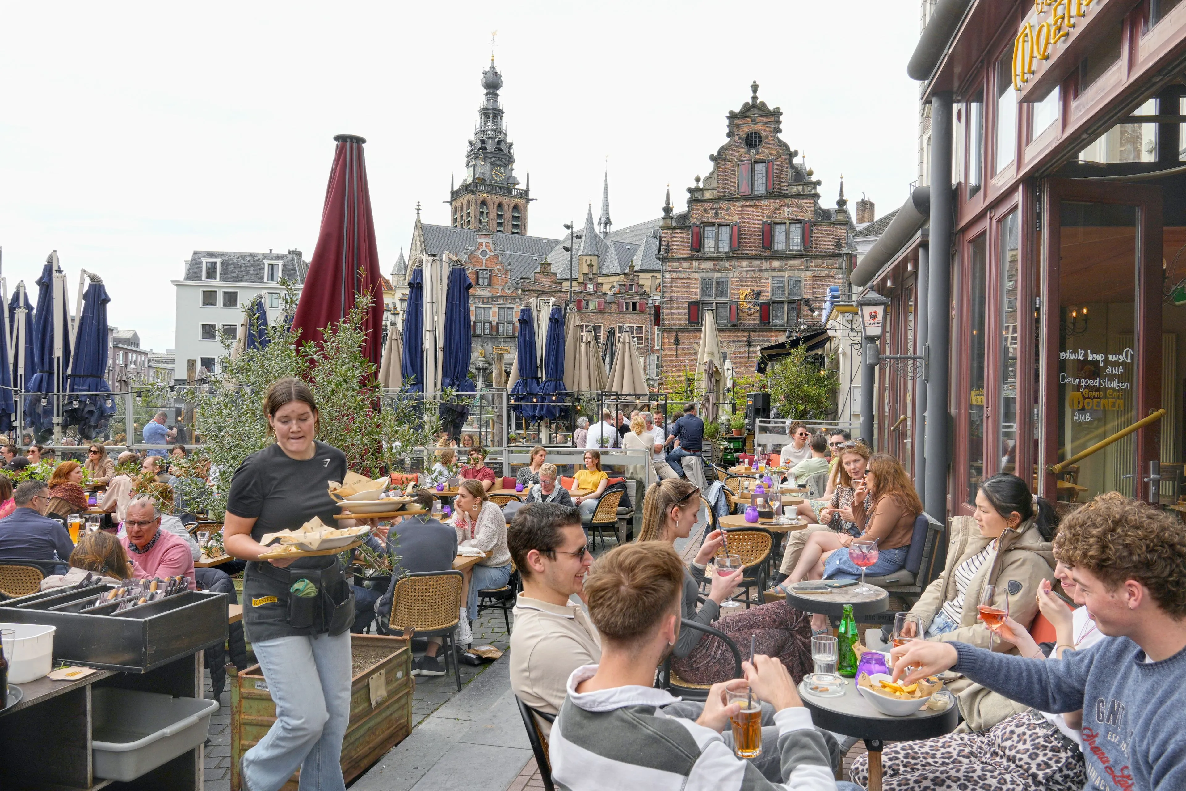 Nieuwste hype in het uitgaansleven: een zakje Extra Joss om langer te kunnen doorgaan
