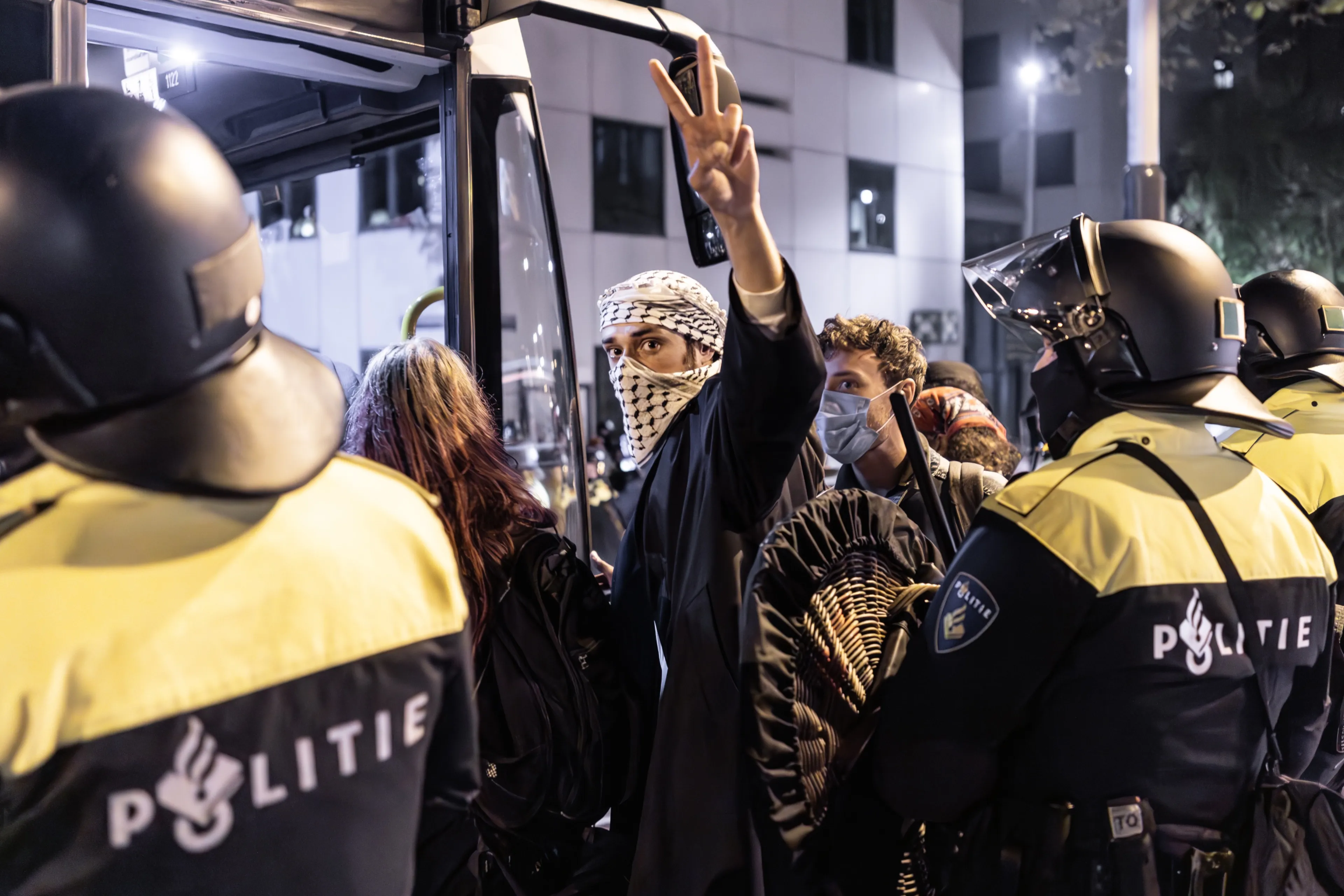 Alle Gaza-demonstranten weggevoerd, Universiteit onthult banden met Israel