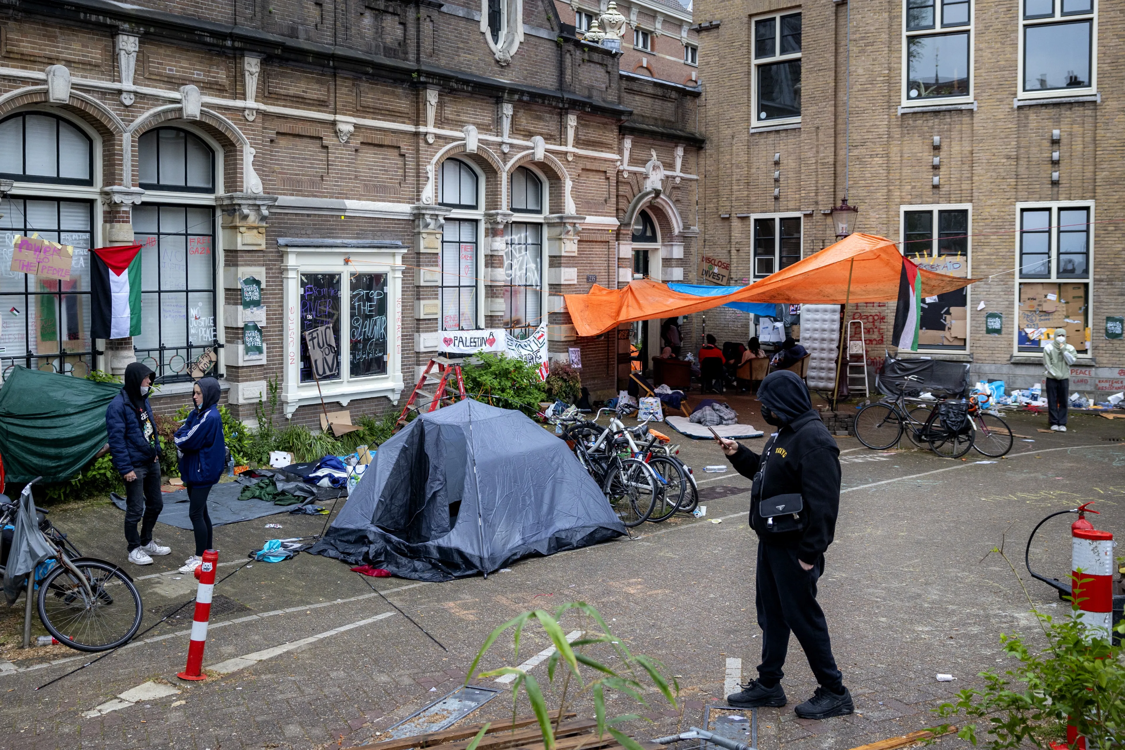 Studenten brengen nacht door op UvA-terrein in Amsterdamse binnenstad