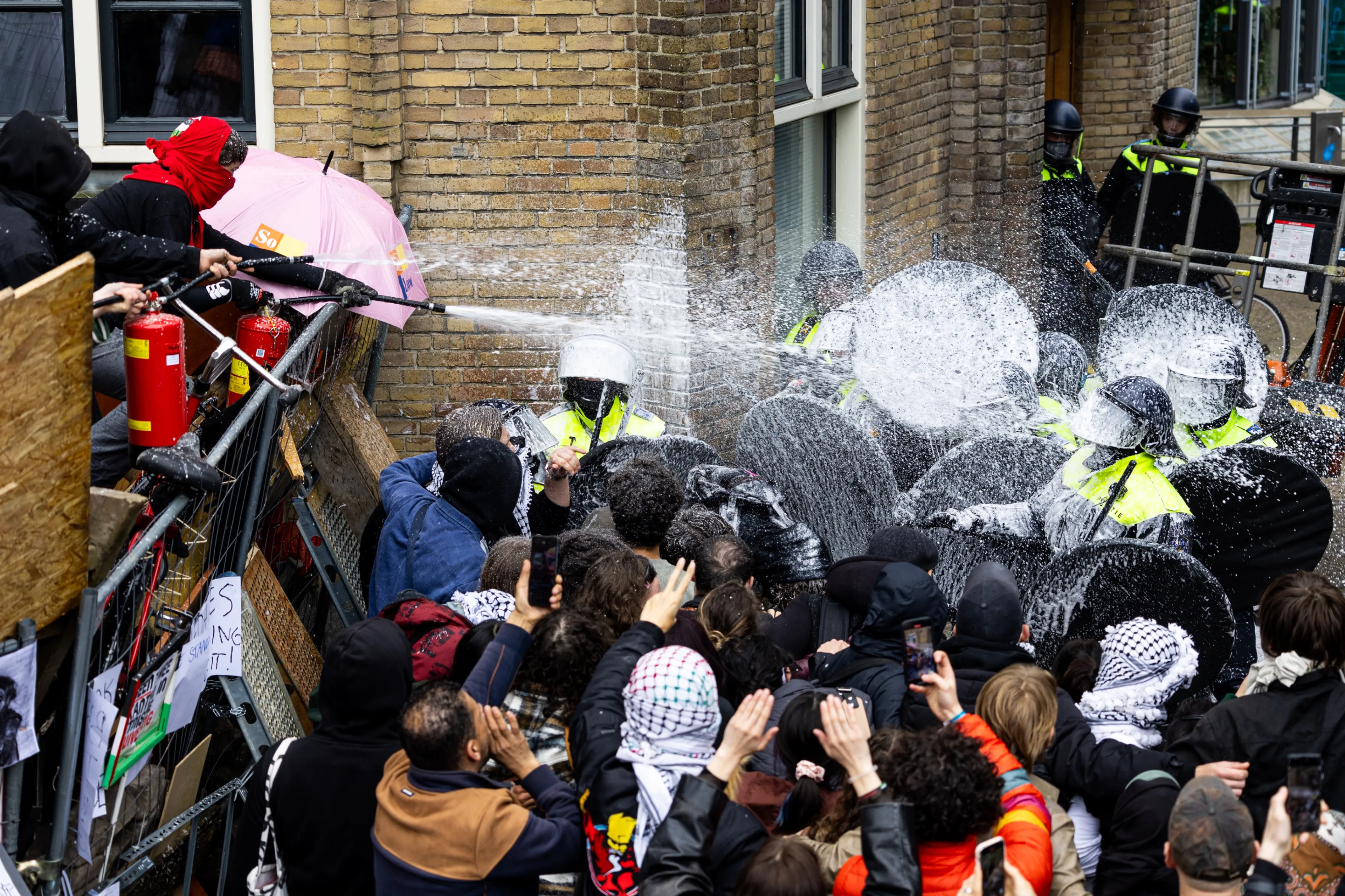 Gaza-demonstranten gaan politie te lijf met ammoniak