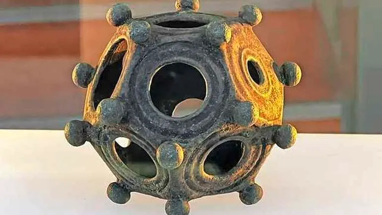 Mysterieuze Romeinse dodecaëder tentoongesteld: “De verbeelding slaat op hol”