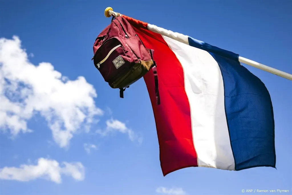 Eindexamenkandidaten horen of ze geslaagd zijn en de vlag uit mag
