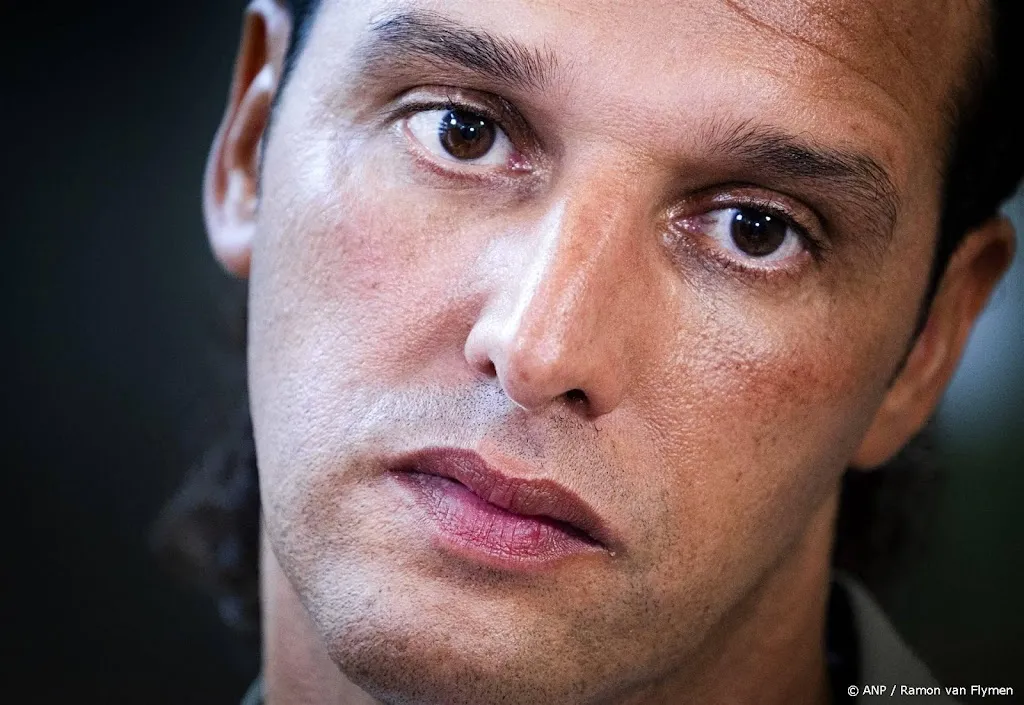Redactie BOOS:  Ali B liegt