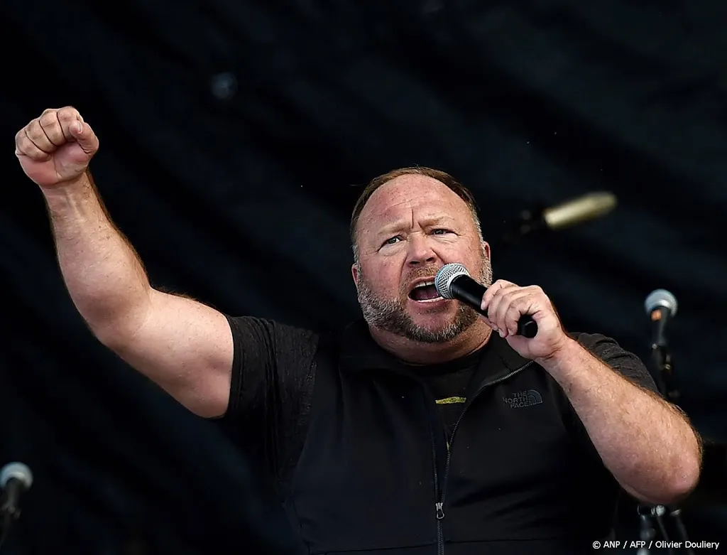 Complotdenker Alex Jones moet bezittingen verkopen
