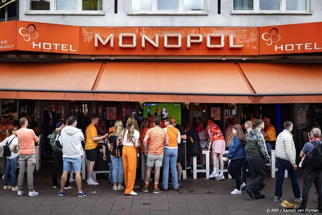 Oranjefans in Hamburg vieren overwinning op Polen
