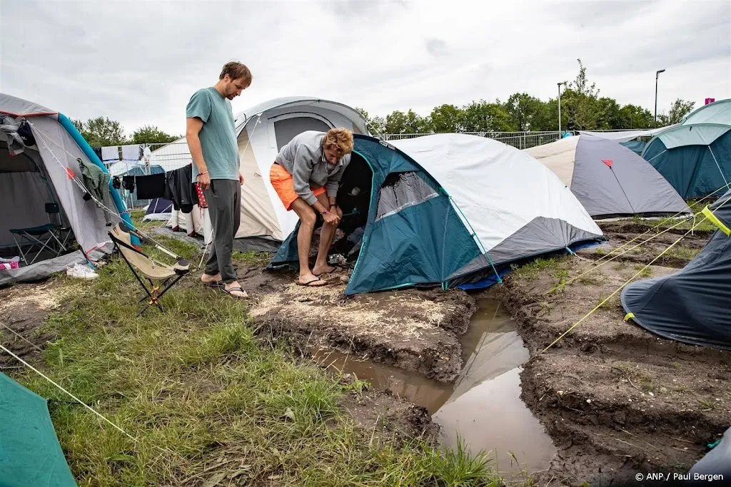 Team Pinkpop maakt terrein begaanbaar met trailers vol stro