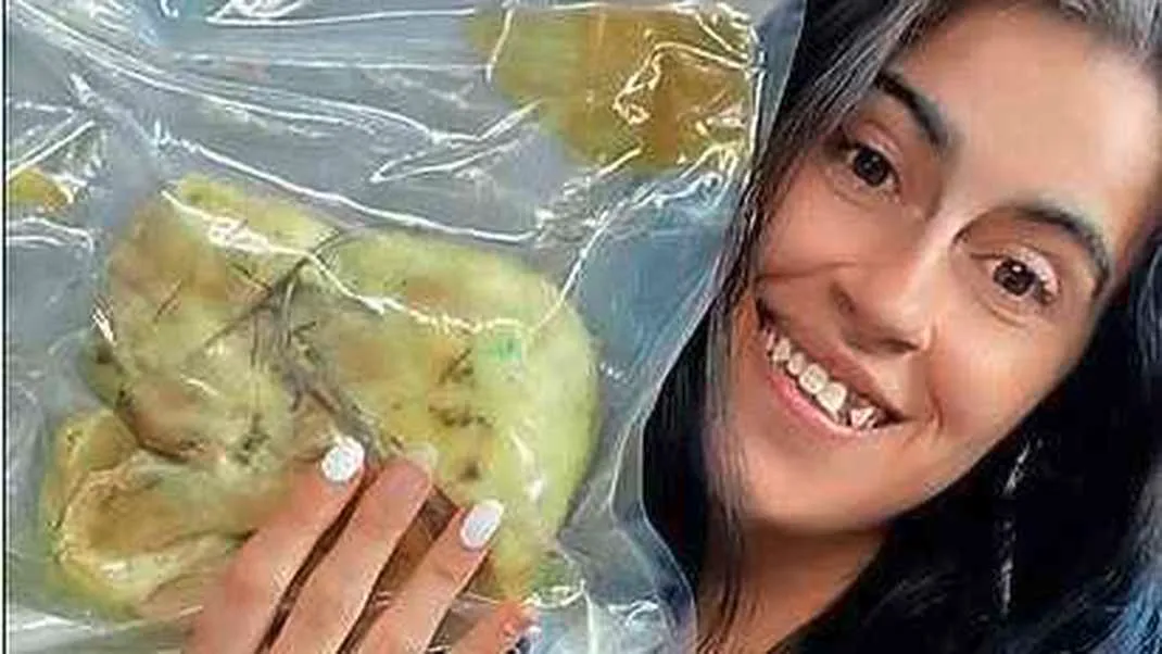 Douane houdt vrouw aan die haar eigen hart mee wil nemen in handbagage