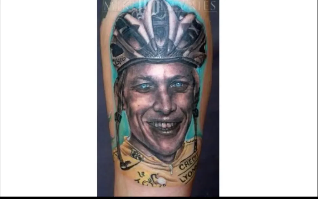 Oei: Wat doe je met een tattoo van Lance Armstrong op je arm? (video)