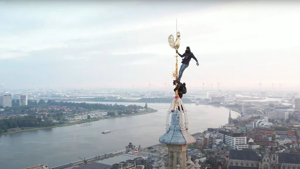 Politie op zoek naar YouTubers die aan Antwerpse torenspits hangen (bekijk hier de beelden)