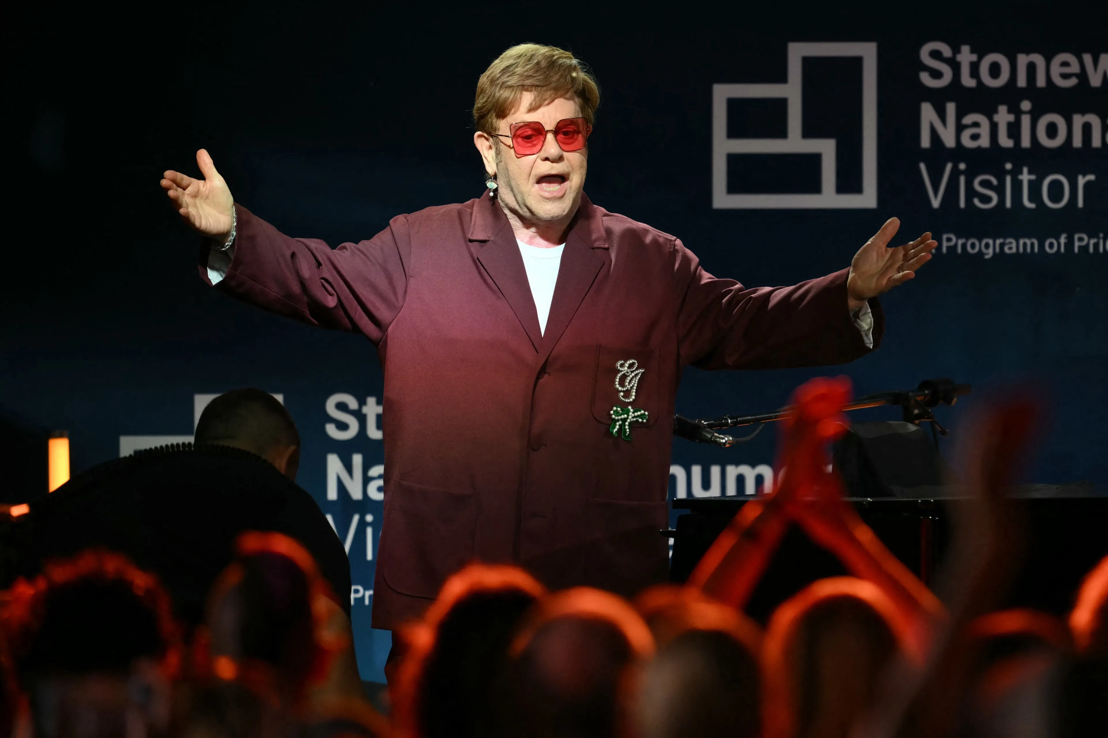 Elton John zou in Franse winkel in plastic fles hebben geplast