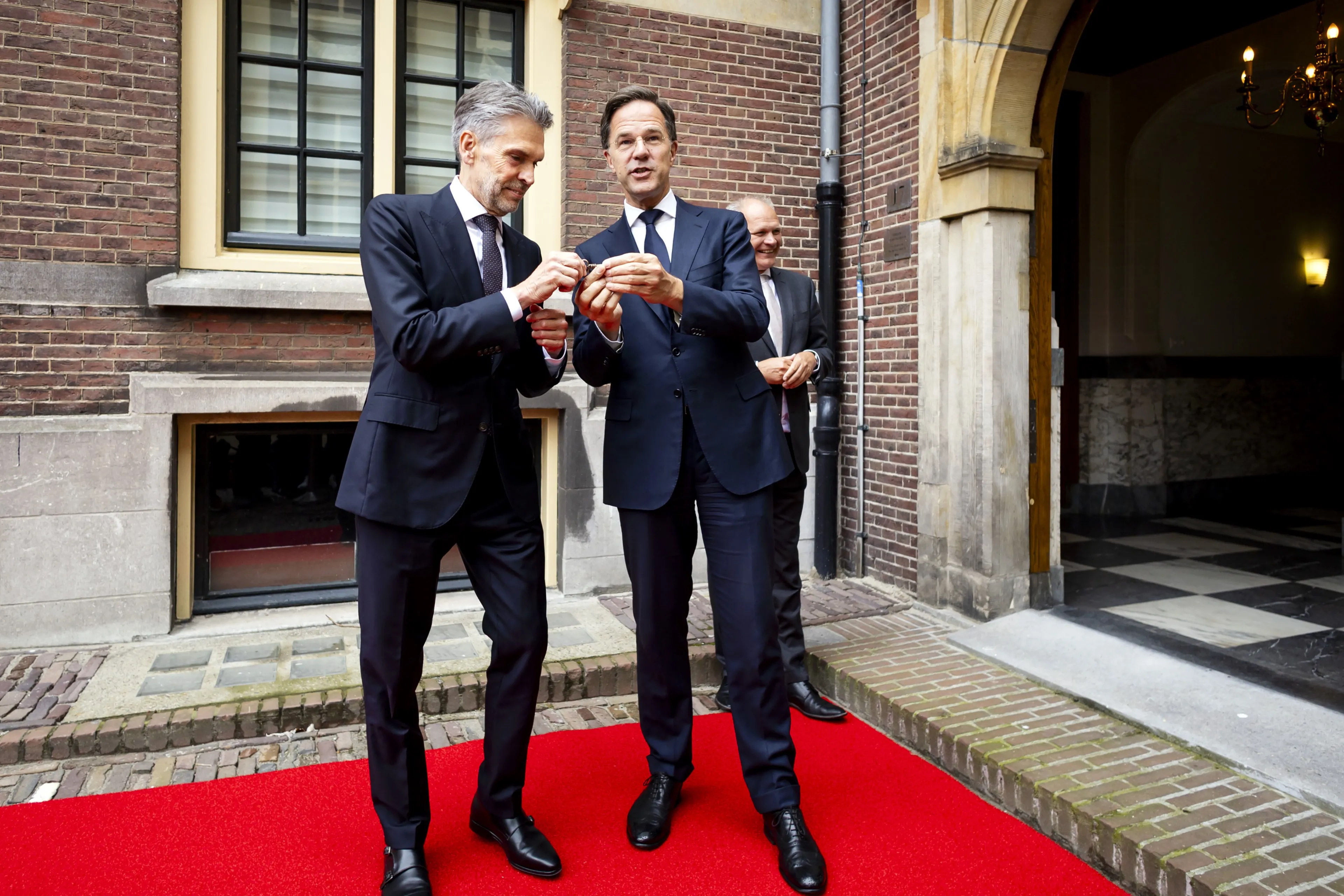 Premier Schoof moet binnen maand weg uit Torentje vanwege brandgevaar