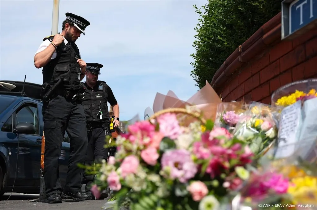 Menigte valt politie aan bij moskee van Southport
