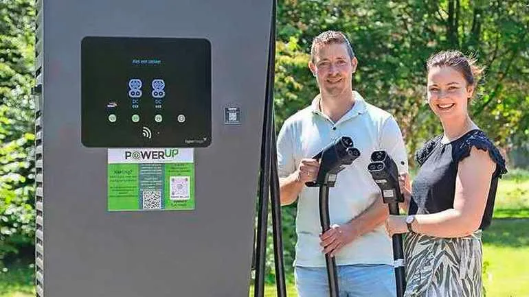 Dit Drentse stel installeerde een snellaadstation in hun voortuin: 'Goedkoper dan Shell en Fastned, dat lokt Duitsers'