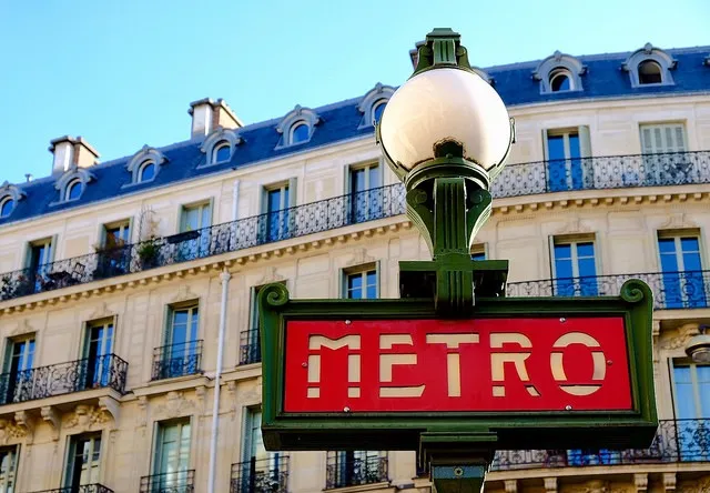 metro bord parijs cc by joanne clifford