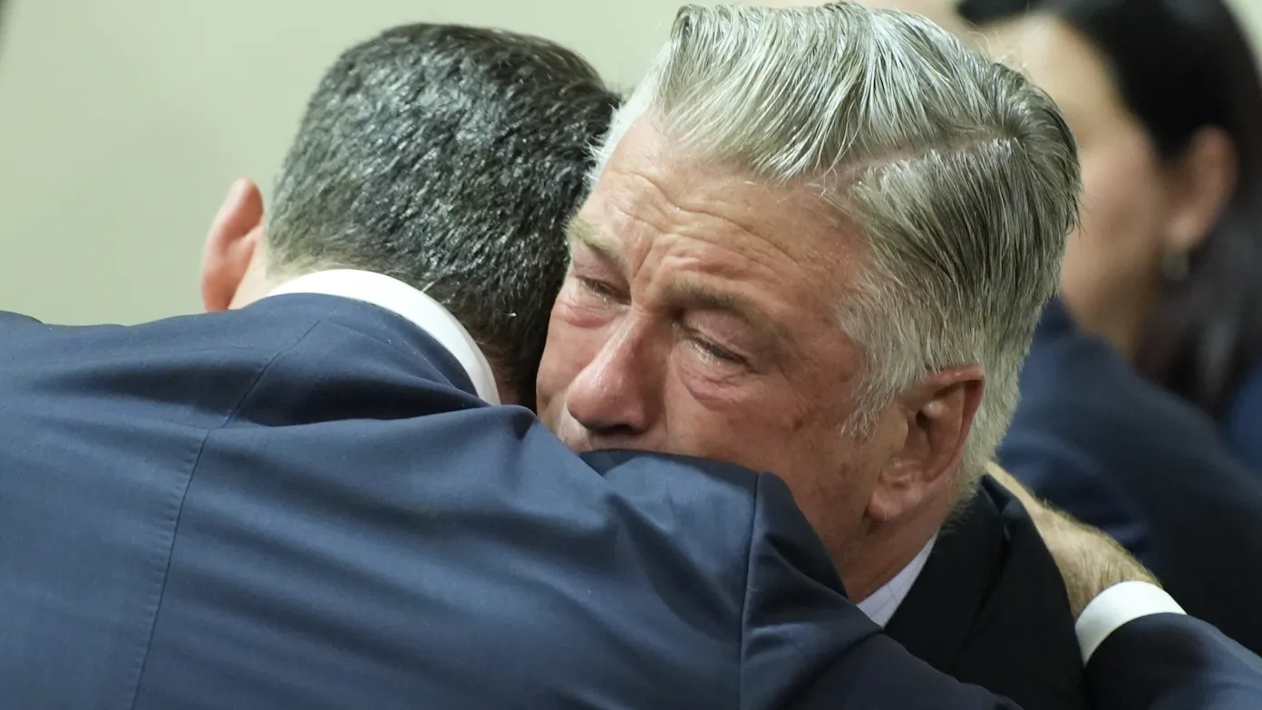 Rechter verwerpt aanklacht tegen Alec Baldwin, acteur in tranen van opluchting