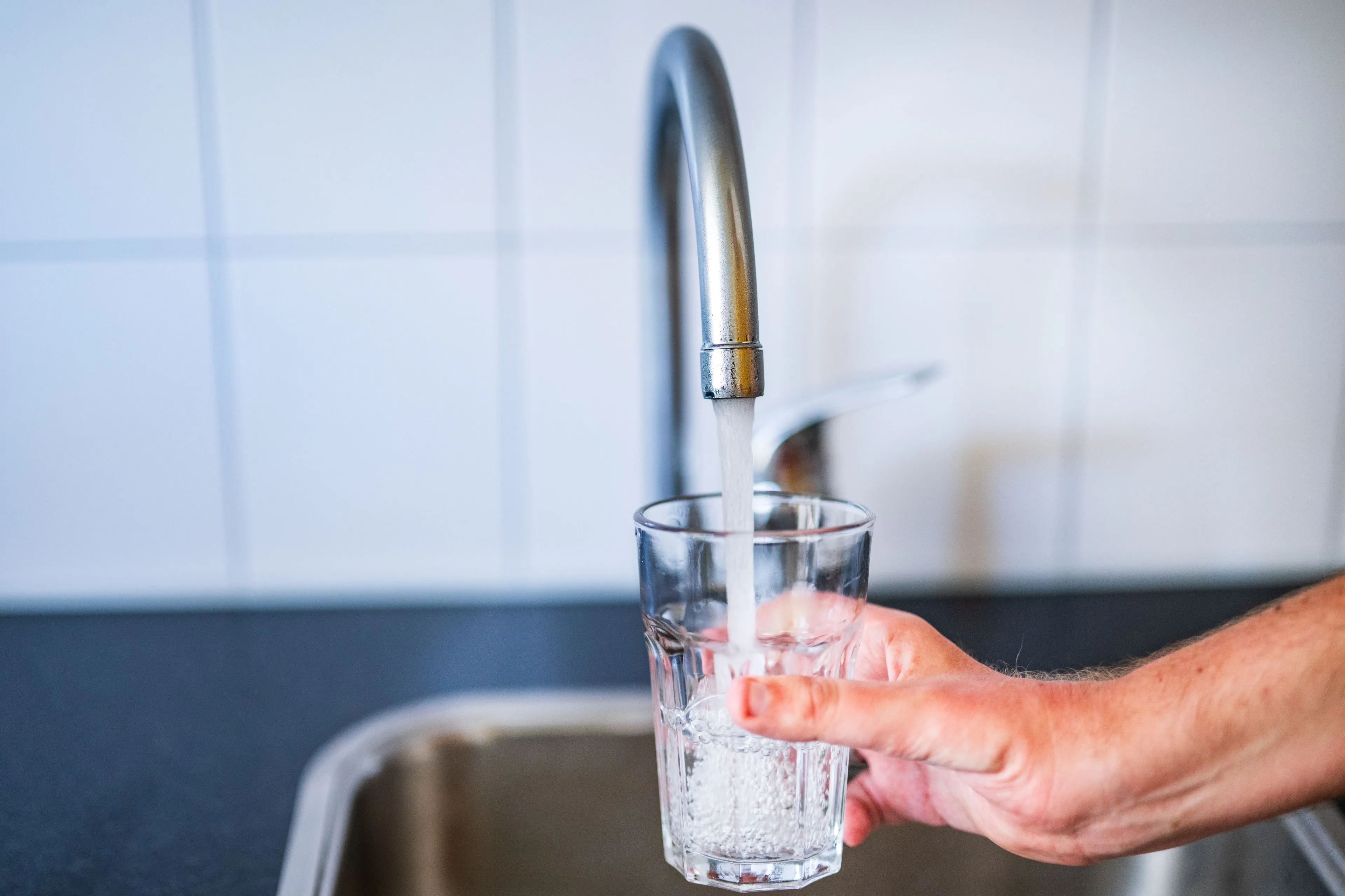 Er is een simpele manier om thuis de meeste microplastics uit je water te halen